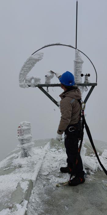 檢修人員在機艙外部清理風向標，確保后續安全啟機（拍攝者：劉宇）