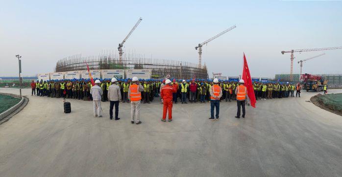 項目冷卻塔工作區(qū)突擊隊授旗儀式(攝影:王運瀅) 項目冷卻塔工作區(qū)突擊隊授旗儀式(攝影:王運瀅)