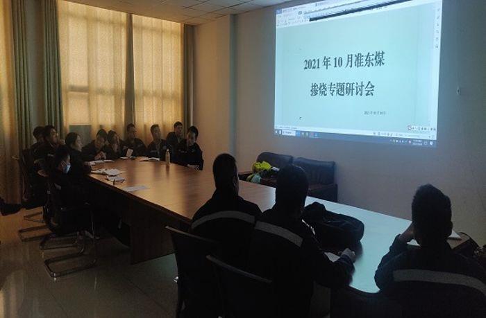 集思廣益調整摻燒比例(攝影:潘巖) 集思廣益調整摻燒比例(攝影:潘巖)